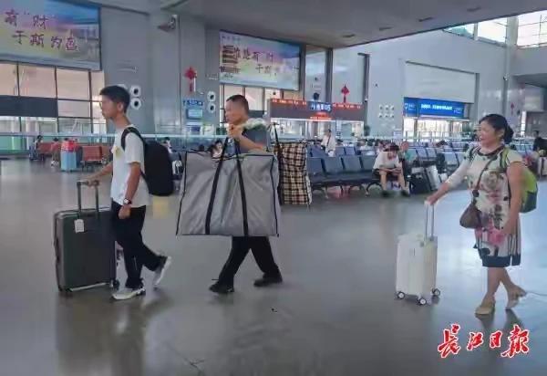 一根扁担，挑起全家的期盼，武昌火车站，黄冈蕲春的胡师傅，一根扁担挑起将近70斤行
