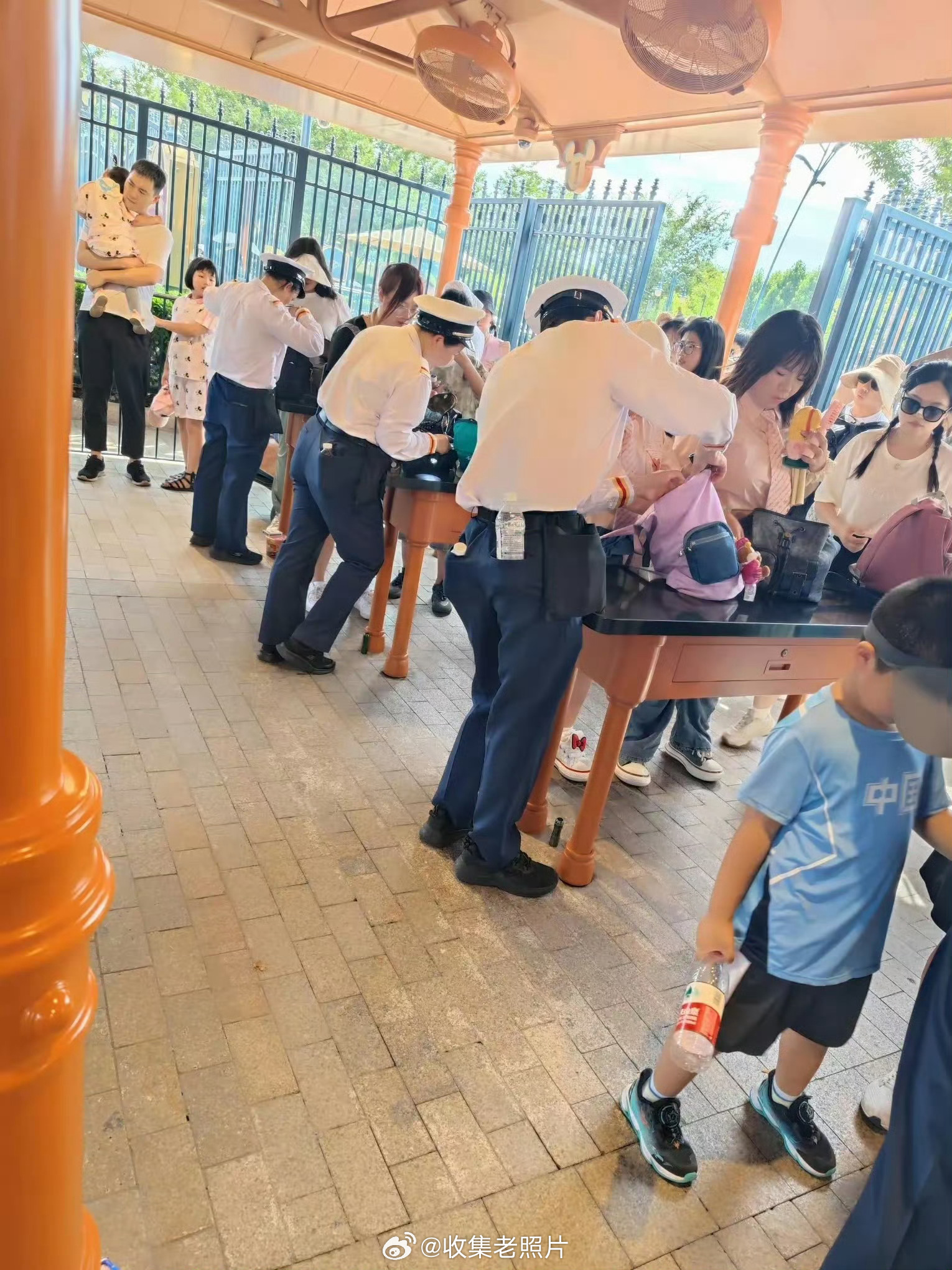 某地迪士尼的保安，在搜旅客的包，看有没有夹带私货。国外的迪斯尼，也这样翻包吗？ 