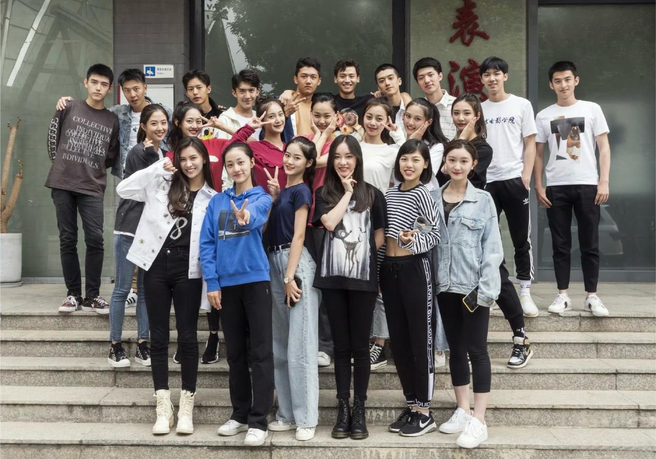 2019年9月20日，北影大一新生张康乐晒全班合影，看到了19岁的“阿瑟”，有点