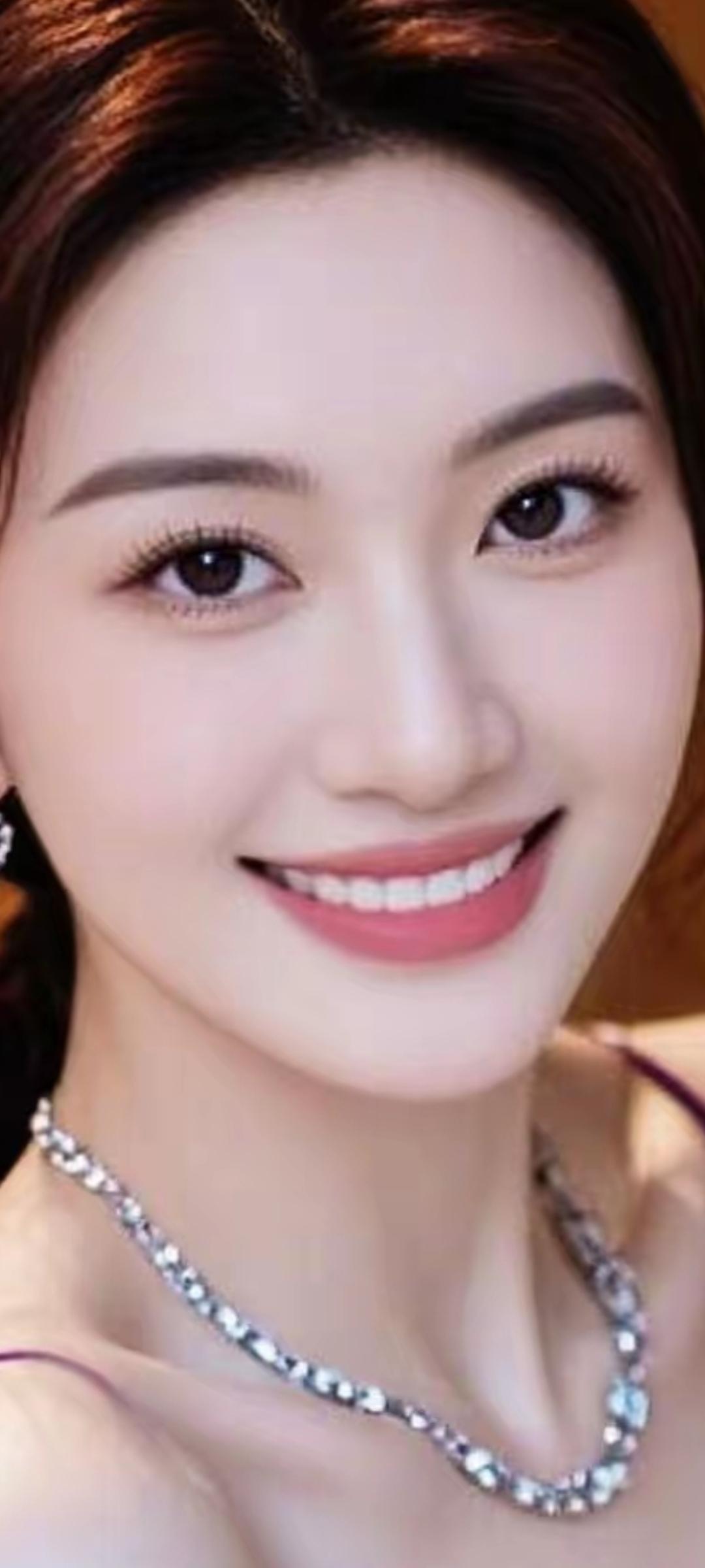 甜美笑容，闪耀项链，元气满满的一天！😊✨