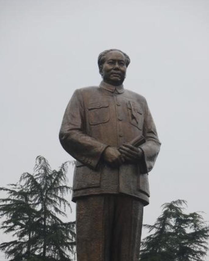 1976年，毛主席去世，当华国锋赶到中南海时，毛主席已无呼吸，情急之下，华国锋迅