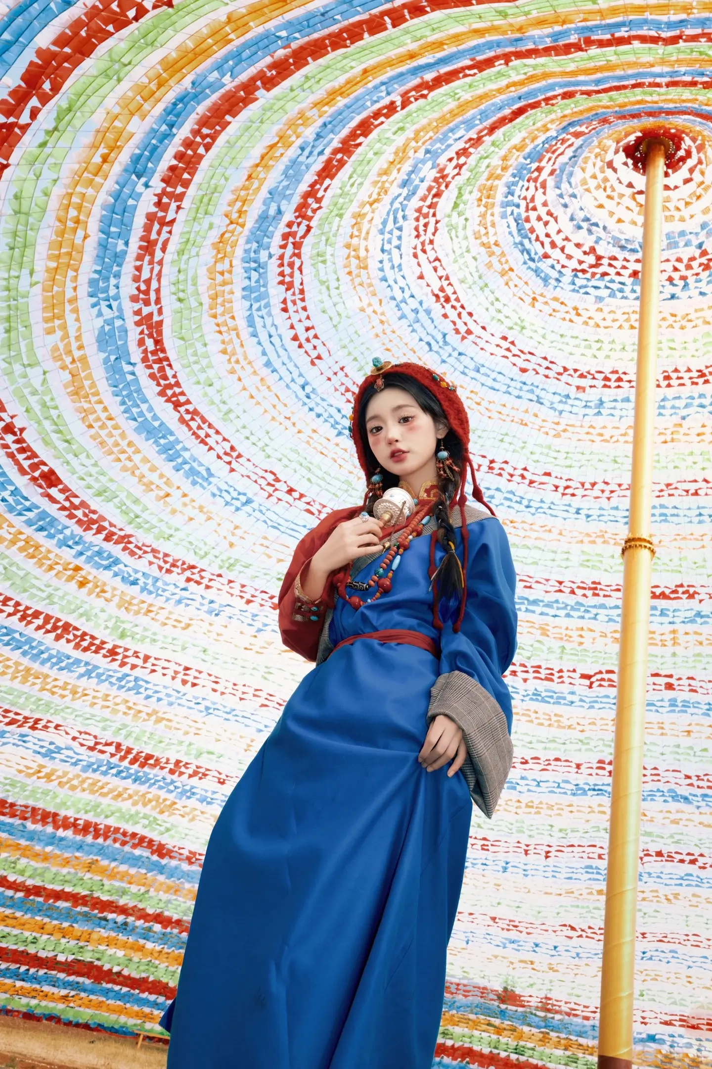 丽江藏服写真｜在高原风幡中遇见信仰与自由“ 风每吹动一次，都是神明在低语”