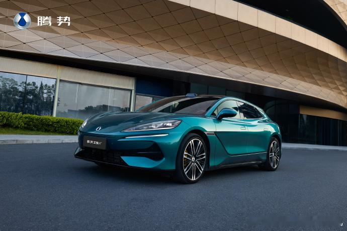 腾势Z9 GT新配色【峡湾绿】，有设计的车就得配各种高级的颜色，只有黑白银灰这种