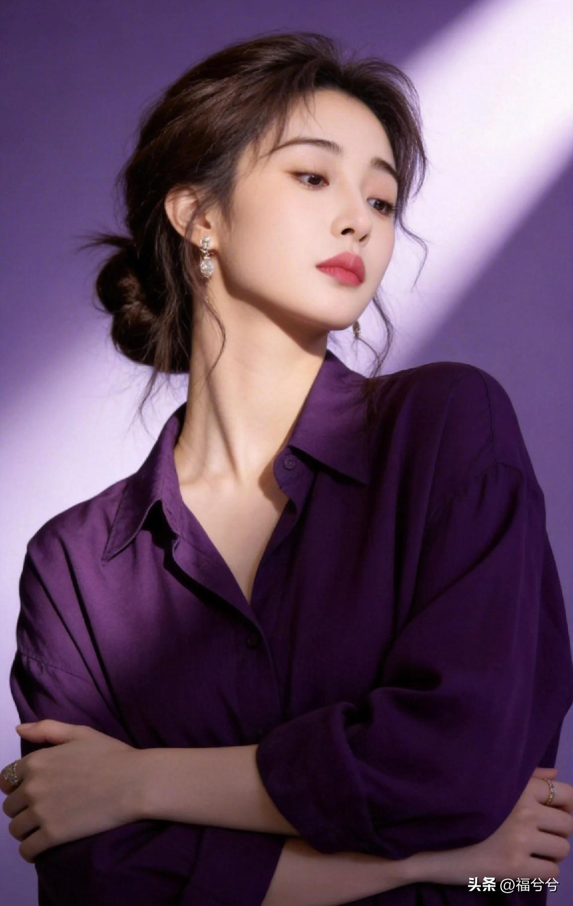 不想对着月亮想你，
就想此刻挨着你。
不用猜你在哪，
不用数还有几天见，
胳膊能