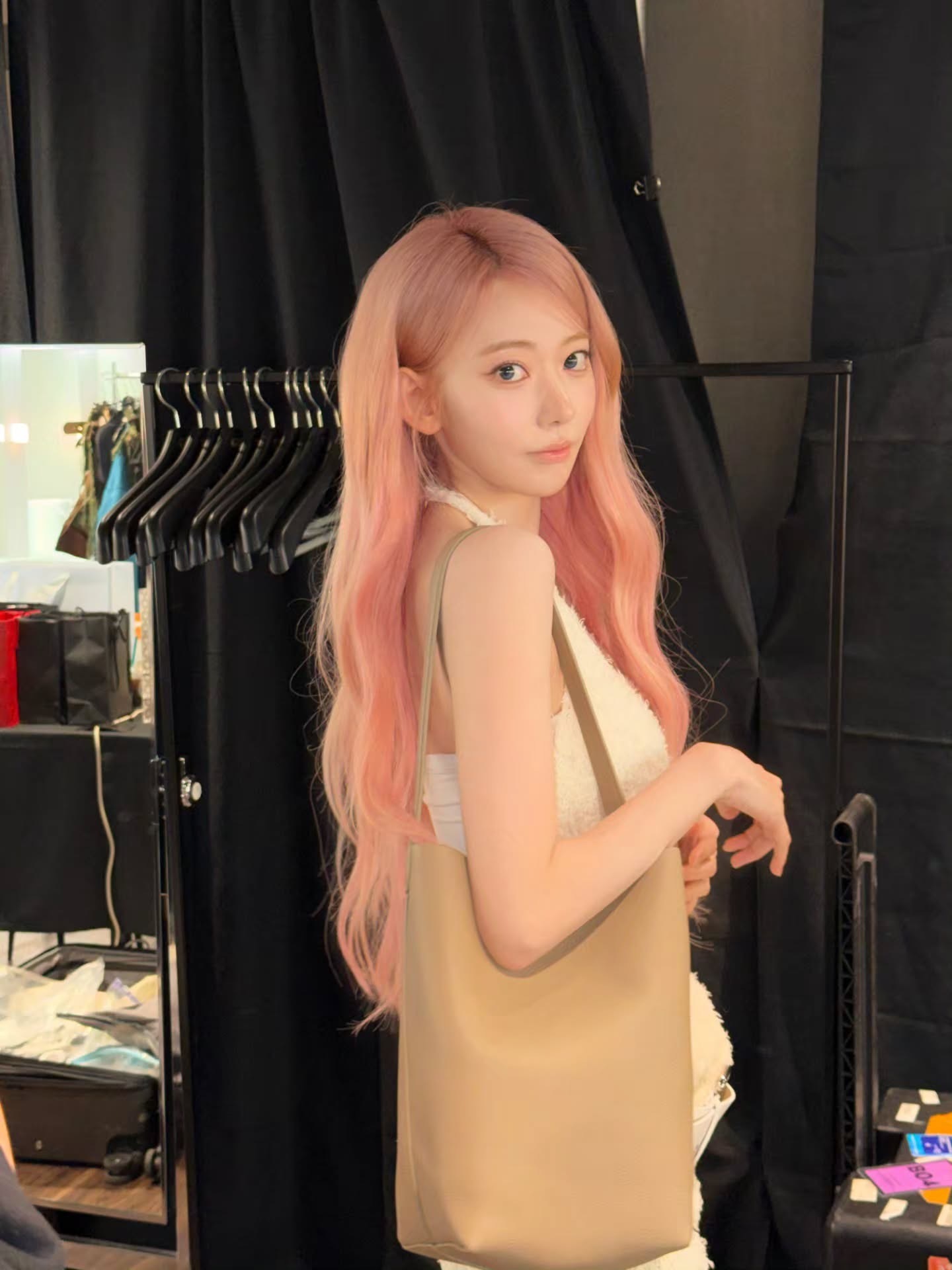 LESSERAFIM 🐱宮脇咲良炽烈樱绽 【IG】260803 宮脇咲良更新?