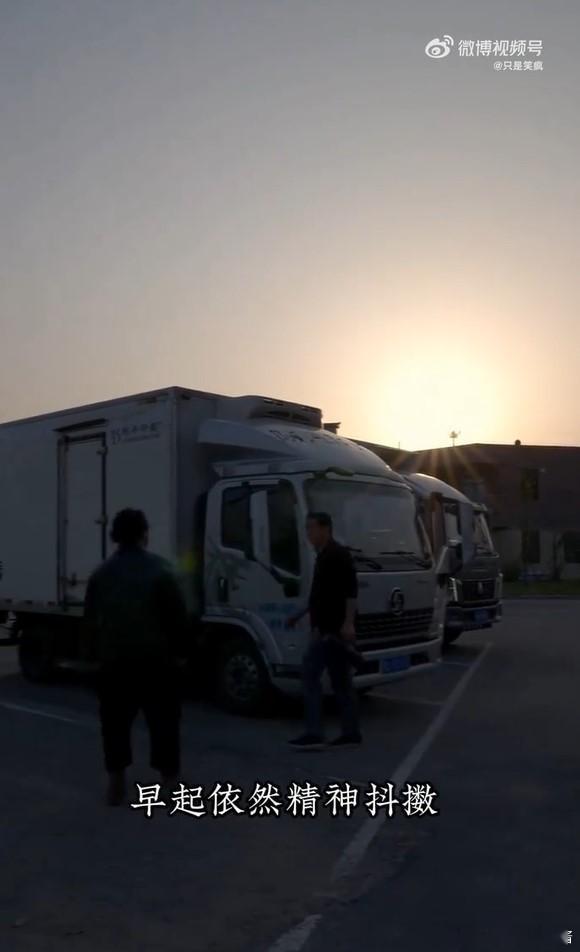 谁懂货车司机的24小时有多难！昼夜颠倒赶路避拥堵，日均搬运货物1600次，吃饭只