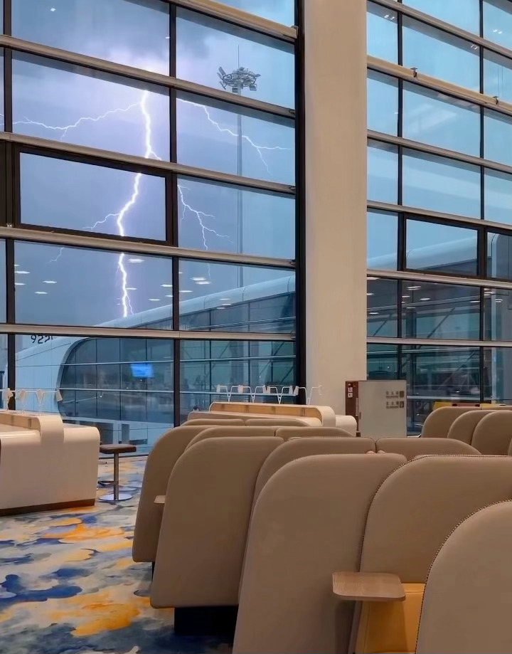 好消息：在广州白云机场看到闪电了坏消息：手机没拍到闪电的画面好消息：但我用AI还