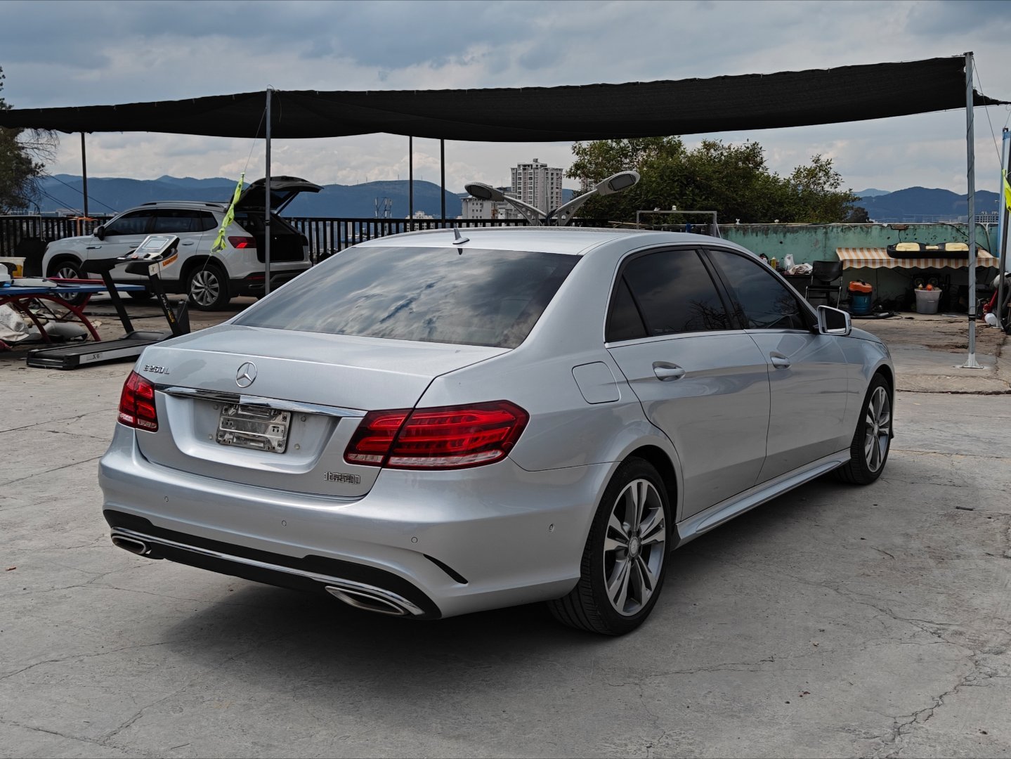 这个没什么键盘值的后期款W212 E260L开着还真挺不错的 ​​​