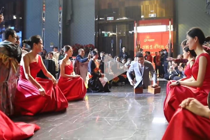 震惊！震撼！他拄着两个木盒走来！看到他走来时，礼仪小姐齐刷刷跪下迎接！当看到他拄