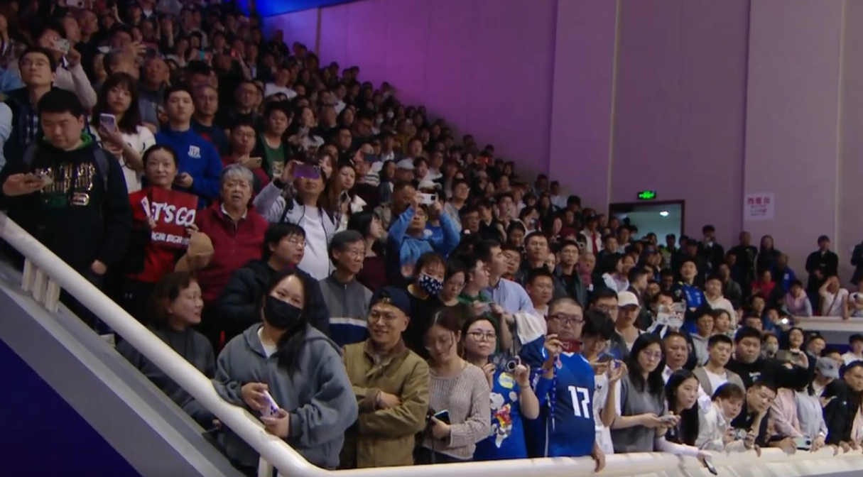 观众看颁奖前的表演belike 