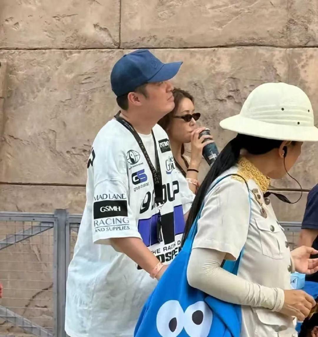 新加坡偶遇陈赫一家四口 新加坡偶遇陈赫一家四口，这两人确实一直带小孩出去玩的感觉