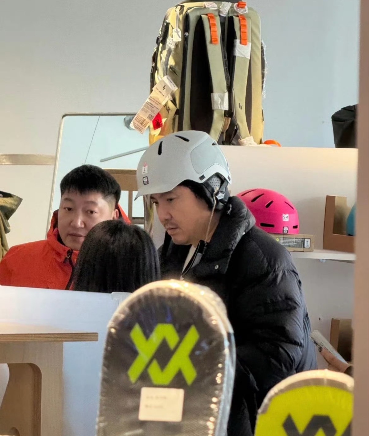 腾哥怎么偷摸送外卖不告我们啊 这个头盔戴上还真有那味儿了 