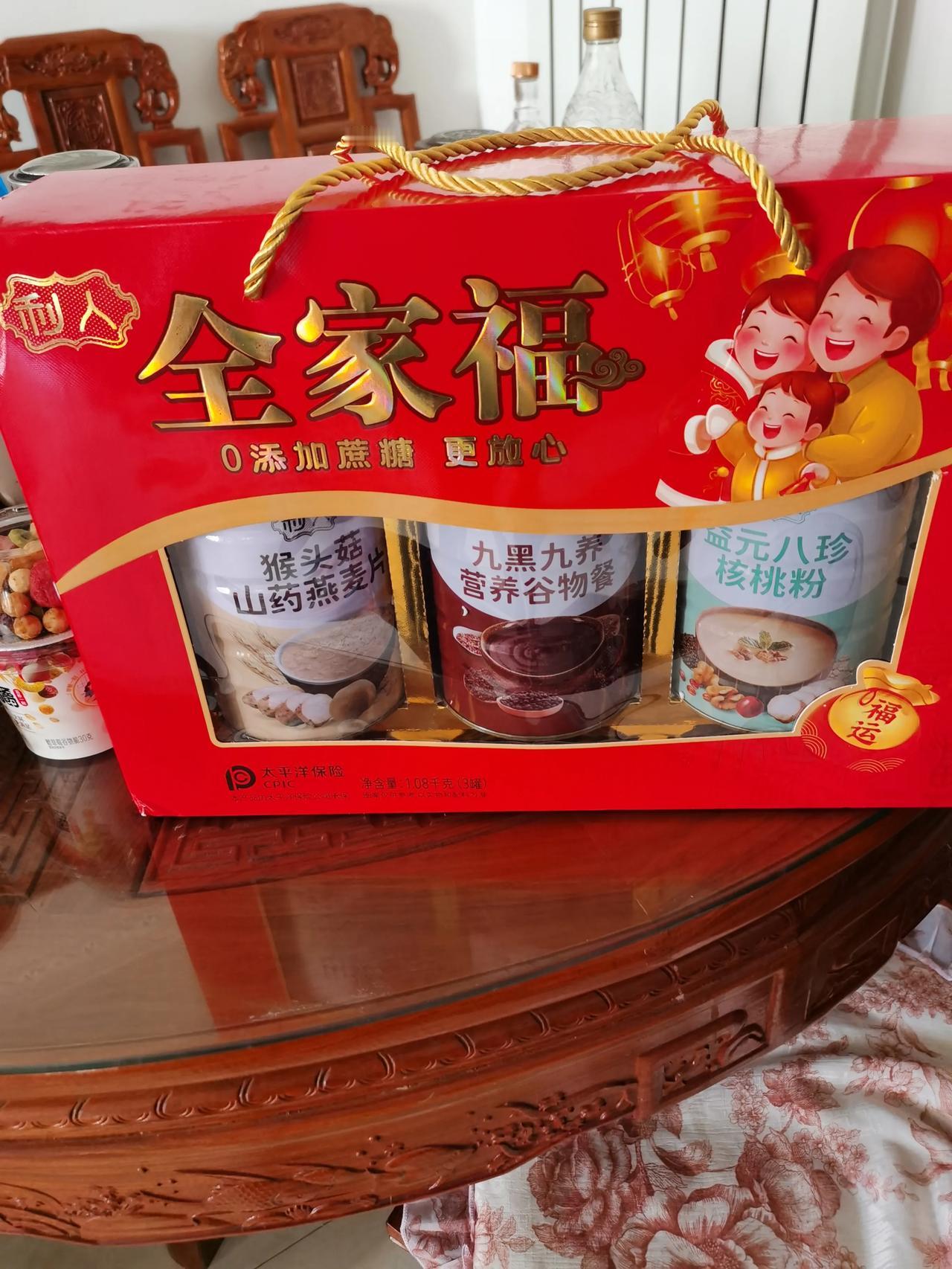 这是部分来拜年送我的礼物。八宝粥礼盒就中间这么大的礼盒本可以装24桶只装8桶。余