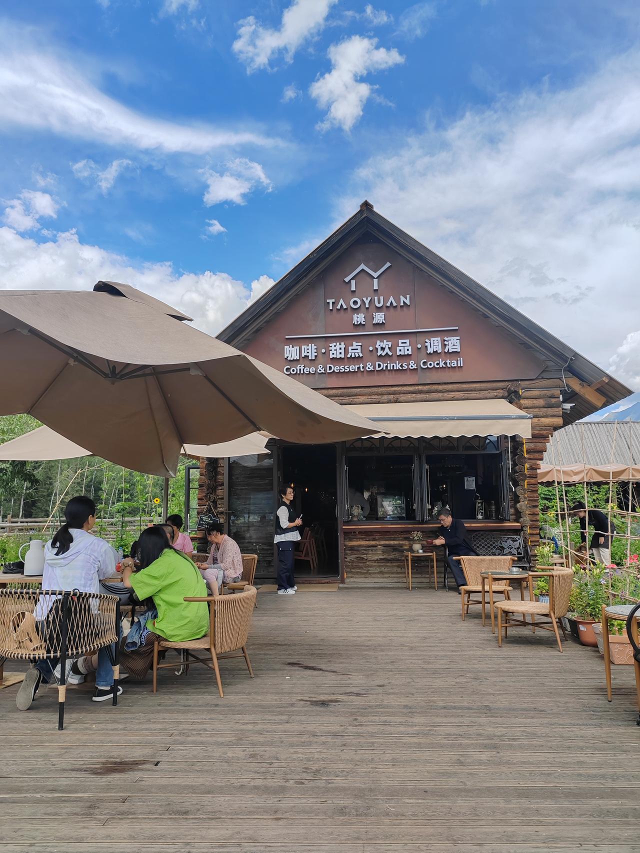 去新疆旅游，禾木村绝对值得选择。它可是被誉为中国最美原始村落的国家 5A 级景区