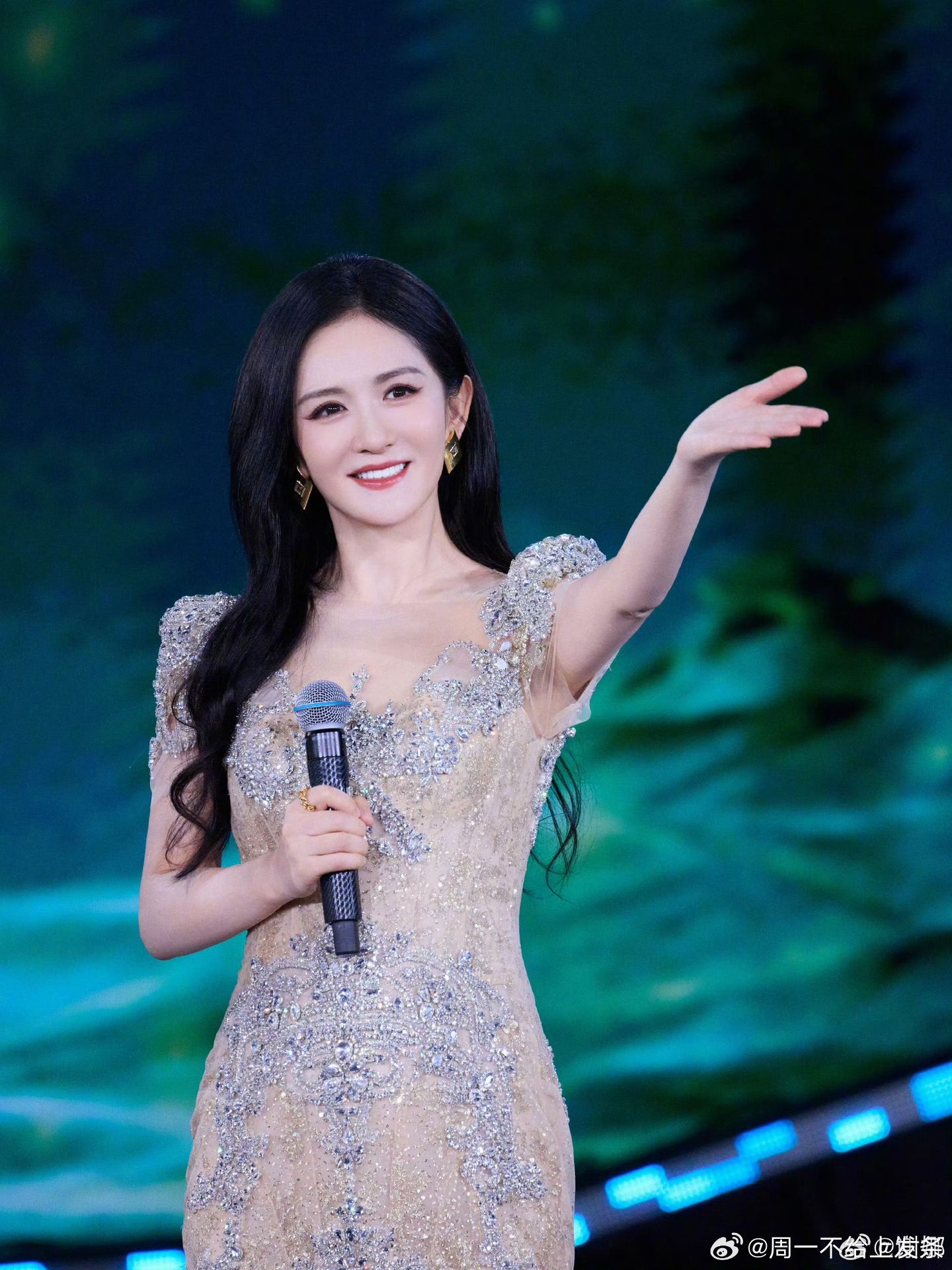 谢娜说乘风2026还会有流畅剪辑版乘风2026谢娜暖心告知大家，初见面直播是无剪