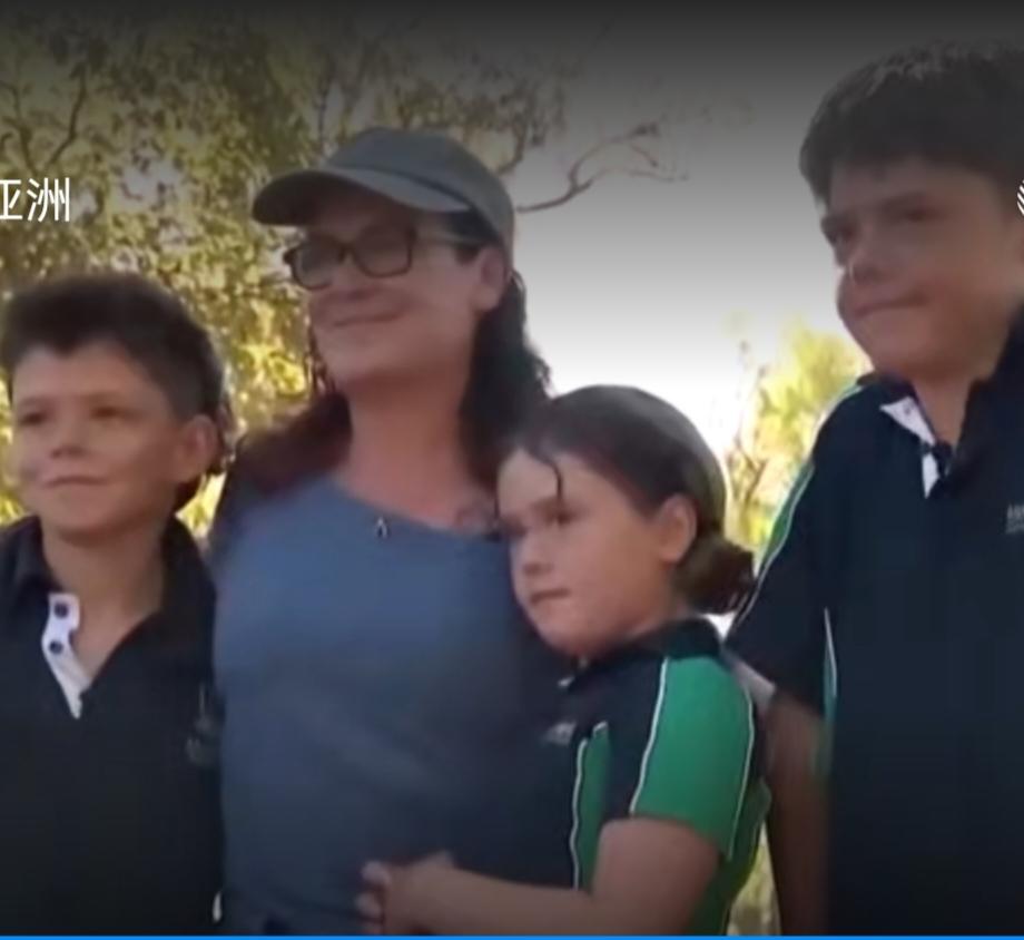 澳大利亚一名13岁少年在出海时皮划艇翻覆，被困茫茫大海。他凭借惊人的毅力独自在冰