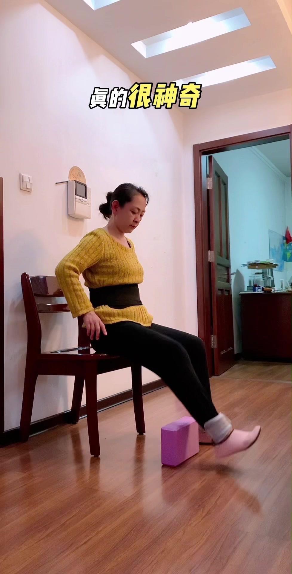 1️⃣准备一包纸巾：把纸巾平铺在地上，作为抬腿跨过的目标。
2️⃣动作要领：抬腿