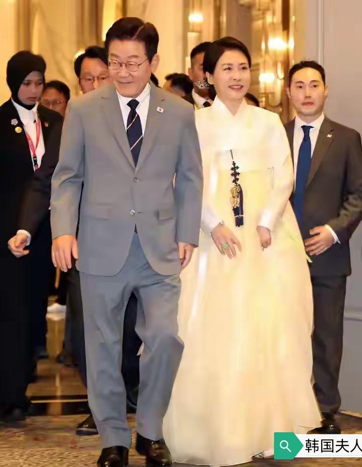 釜山APEC，韩国夫人露脸了…