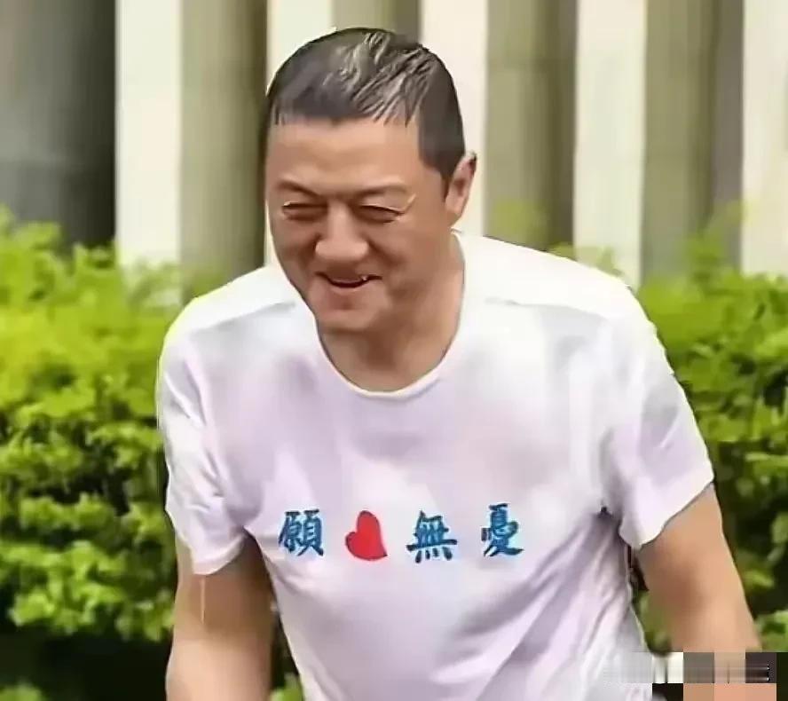 如果他当年不放弃演戏，不转为经商，不攀附富婆，今天他的生活都不会是这个样子。
看