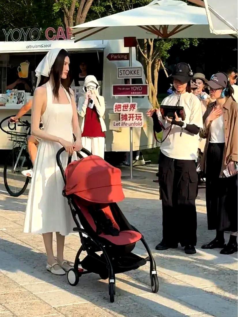 从秀场到阿那亚的街头，何穗推着婴儿车的温暖画面，让超模光环褪去，展现出一个真实而