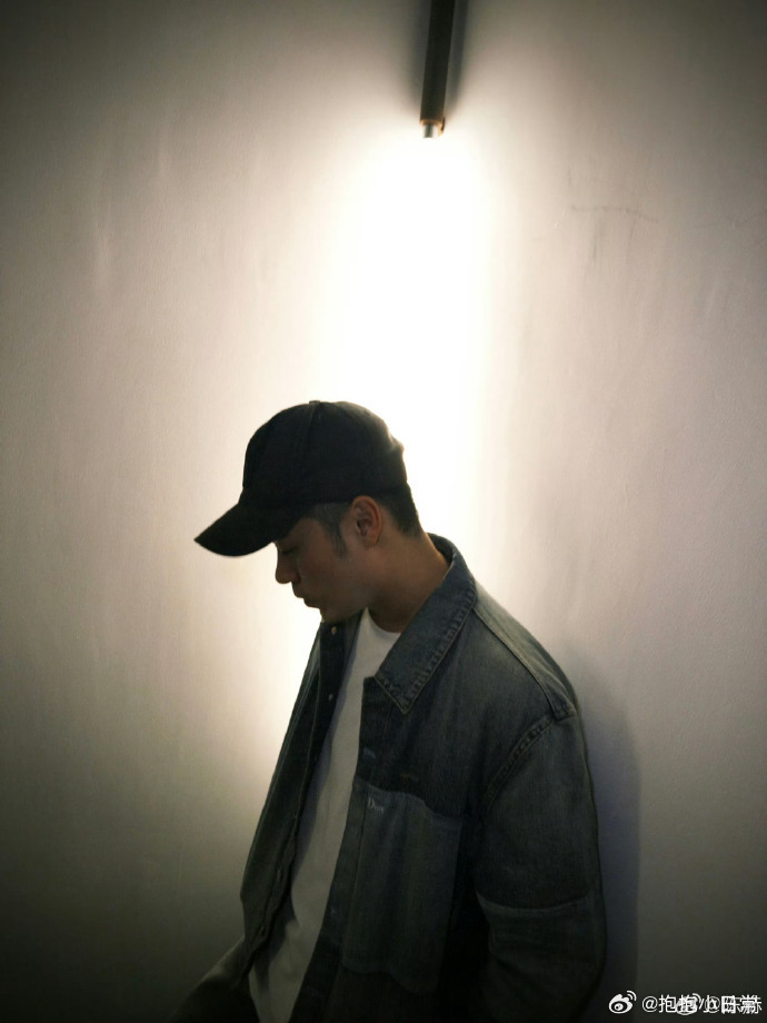 陈赫薅头发送礼物都不白来陈赫薅头发一人送一根没想到五哈开播第一个笑点来自陈赫的头