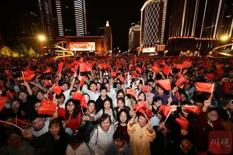 国庆假期，全国跨区域人员流动量预计达到21.3亿人次，日均约3亿人在路上。这个数