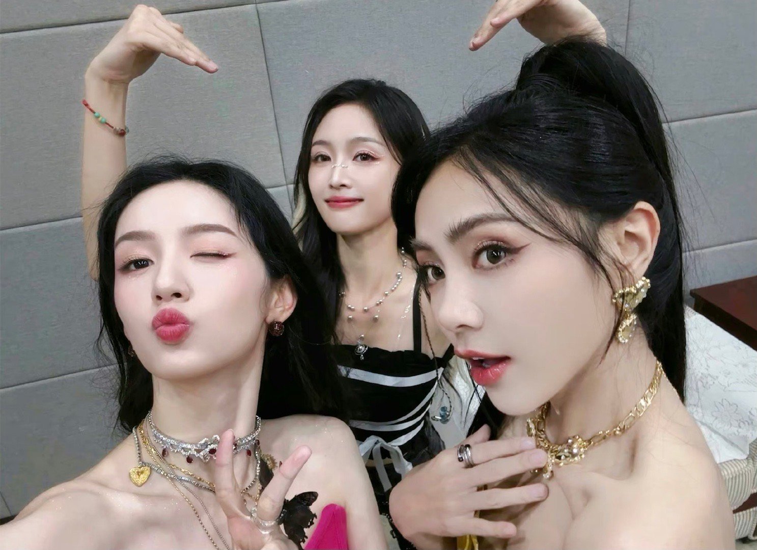 #吴宣仪周也谢可寅合照#恭喜闪亮玫瑰花组合初舞台大成功！吴宣仪周也谢可寅合照快乐