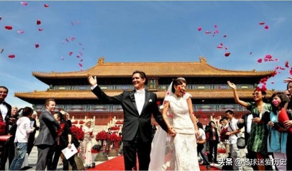 2009年9月9日，叶帅的孙女叶明子在北京太庙举办了一场轰动一时的婚礼。
她身着