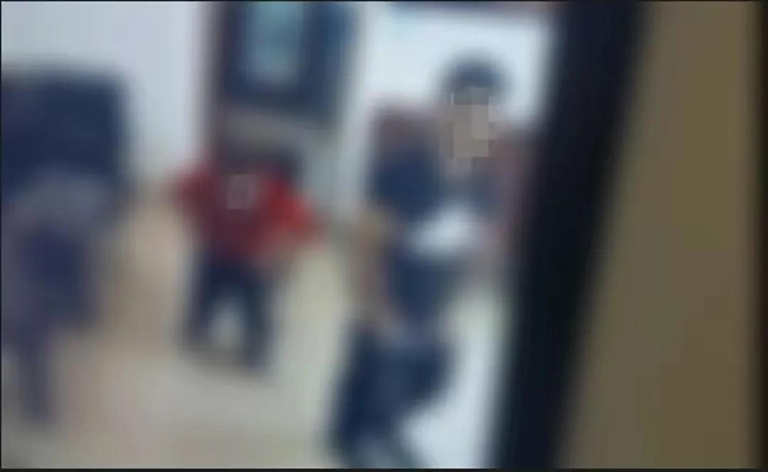 #两干部流出不雅视频被停职#看得出来，他们在为视频会议没有他们的镜头而失落。因此