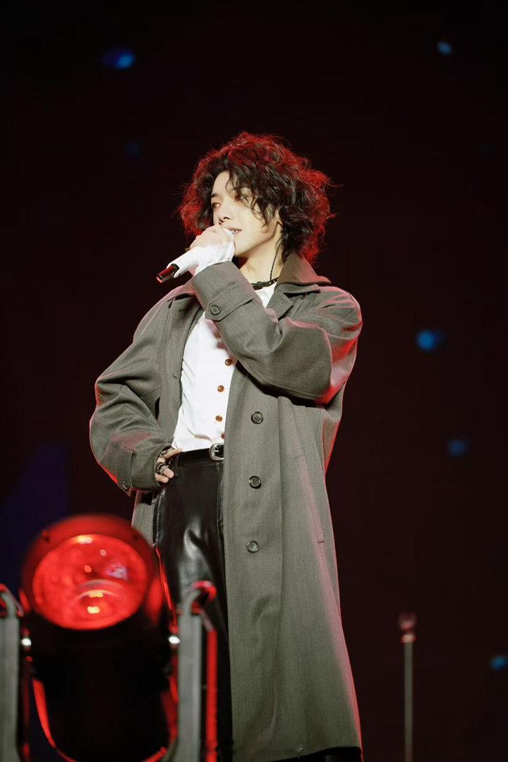 华晨宇 这一天不会让大家等太久 粉丝等的是演唱会，他等的是能对得起粉丝的舞台。两