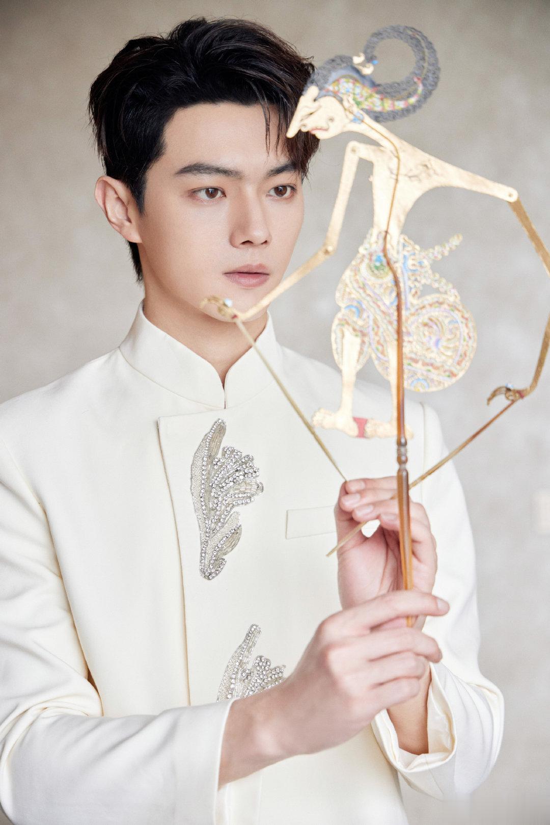 #许凯中国风造型##许凯印尼活动路透#用造型的诠释，将中国风的魅力带到大家的面前