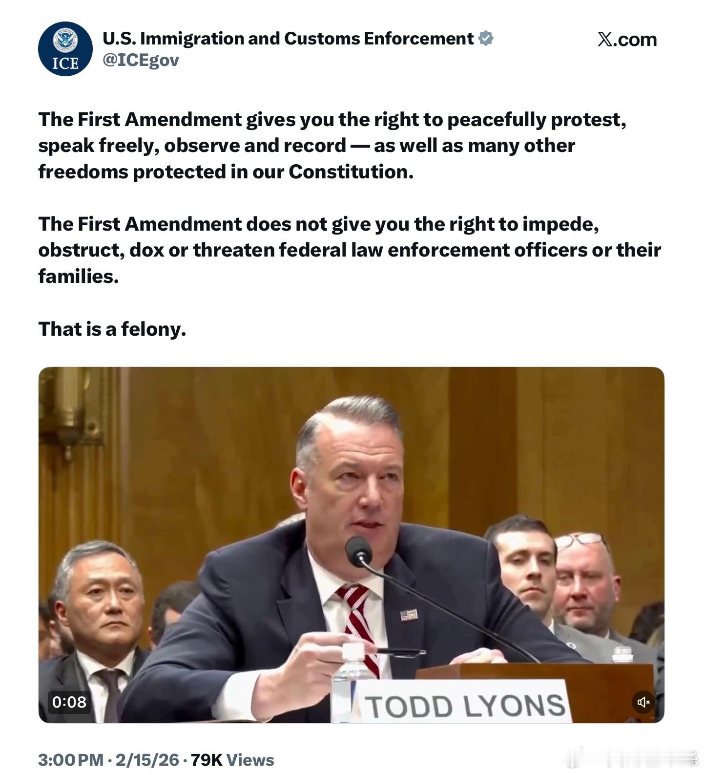 《第一修正案》賦予你和平抗議、言論自由、觀察與記錄等權利，以及憲法所保護的許多其