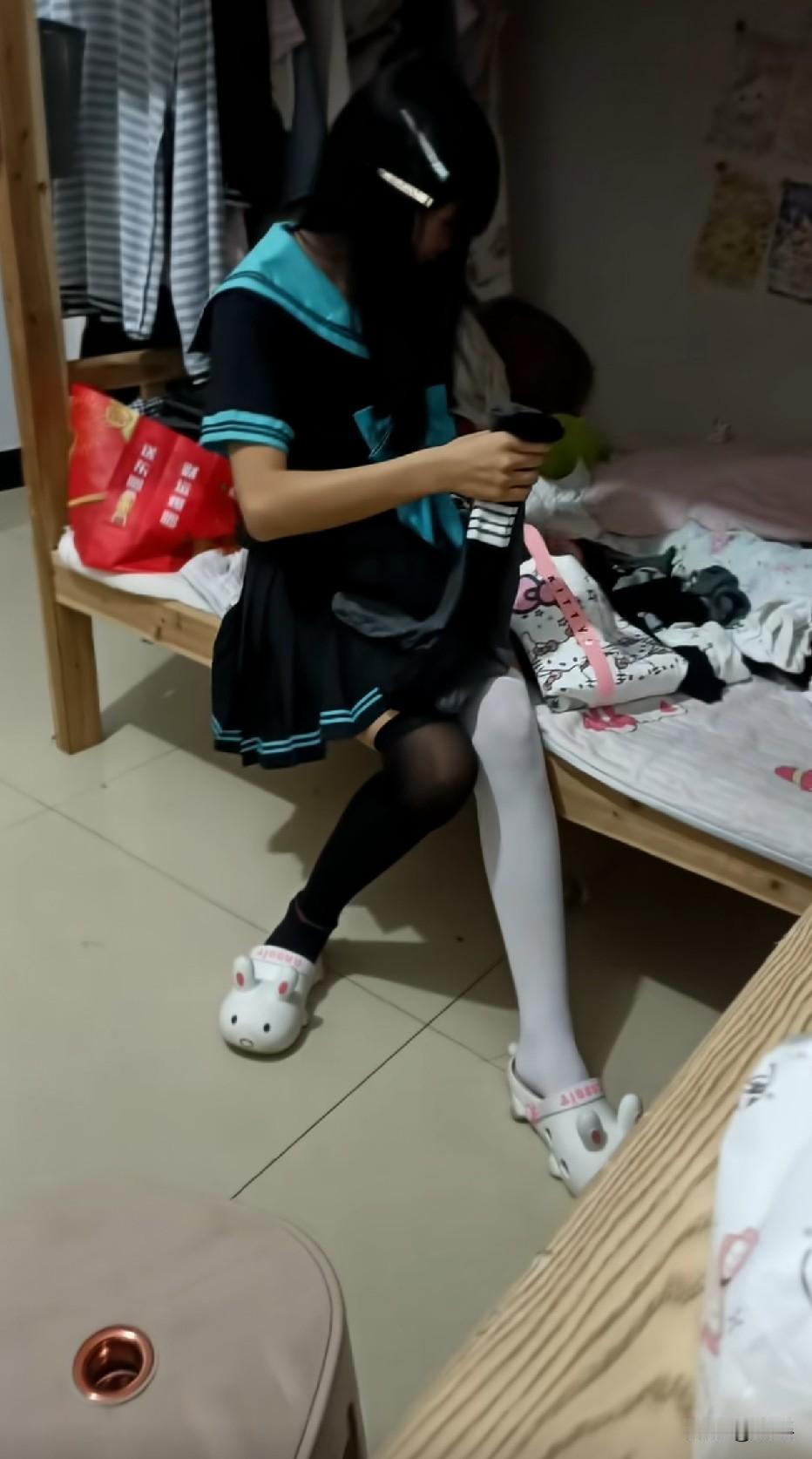 容易谈恋爱，不好好学习