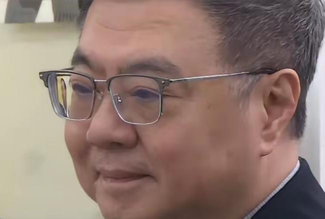 台岛“行政院长”对关税审查的回应

台“行政院长”卓荣泰今日赴忠顺庙参拜祈福。