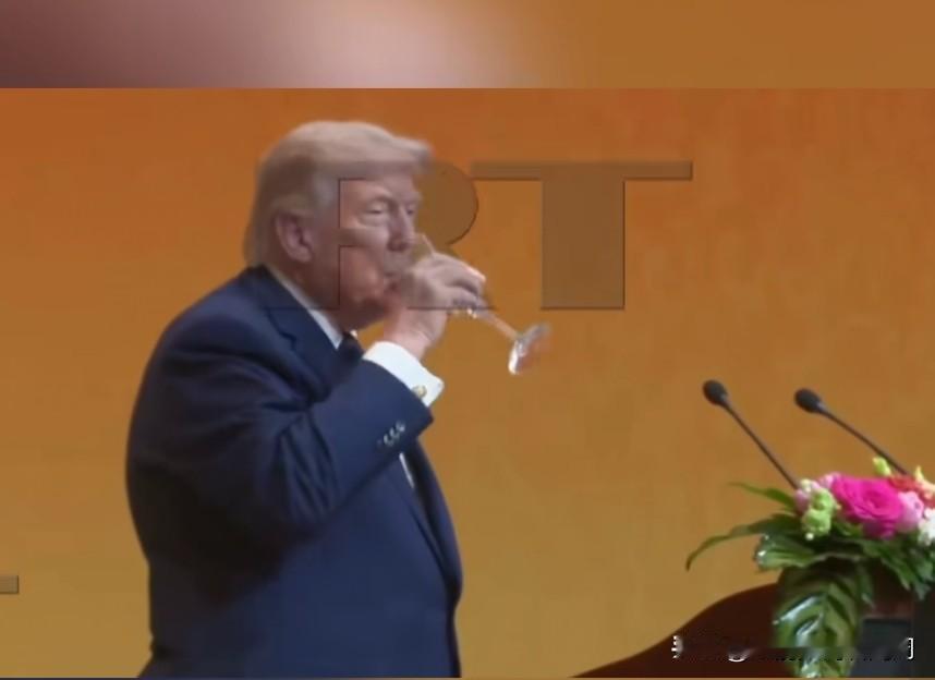 这还是大家认识的川普嘛？全程都显得很尊敬很礼貌，此外他居然还喝酒了是在他讲话之后
