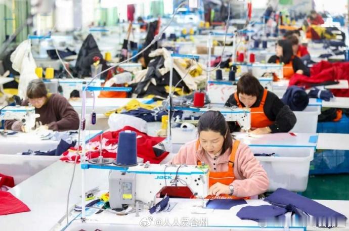 以山海为序向时代冲锋台州三门是全国最大的冲锋衣生产基地，年产冲锋衣超8000万件