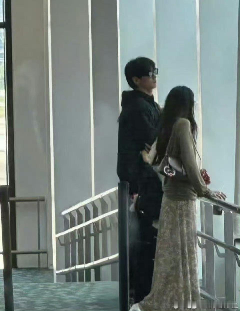 徐若晗刘骏回国即视感徐若晗刘骏异性恋天菜 徐若晗与刘骏同框自带回国氛围感，一个清