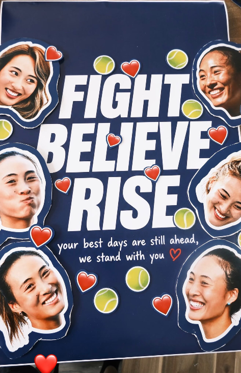 #郑钦文晒球迷应援牌# 2026美网资格赛首轮，郑钦文战胜尤晓迪，时隔14个月再