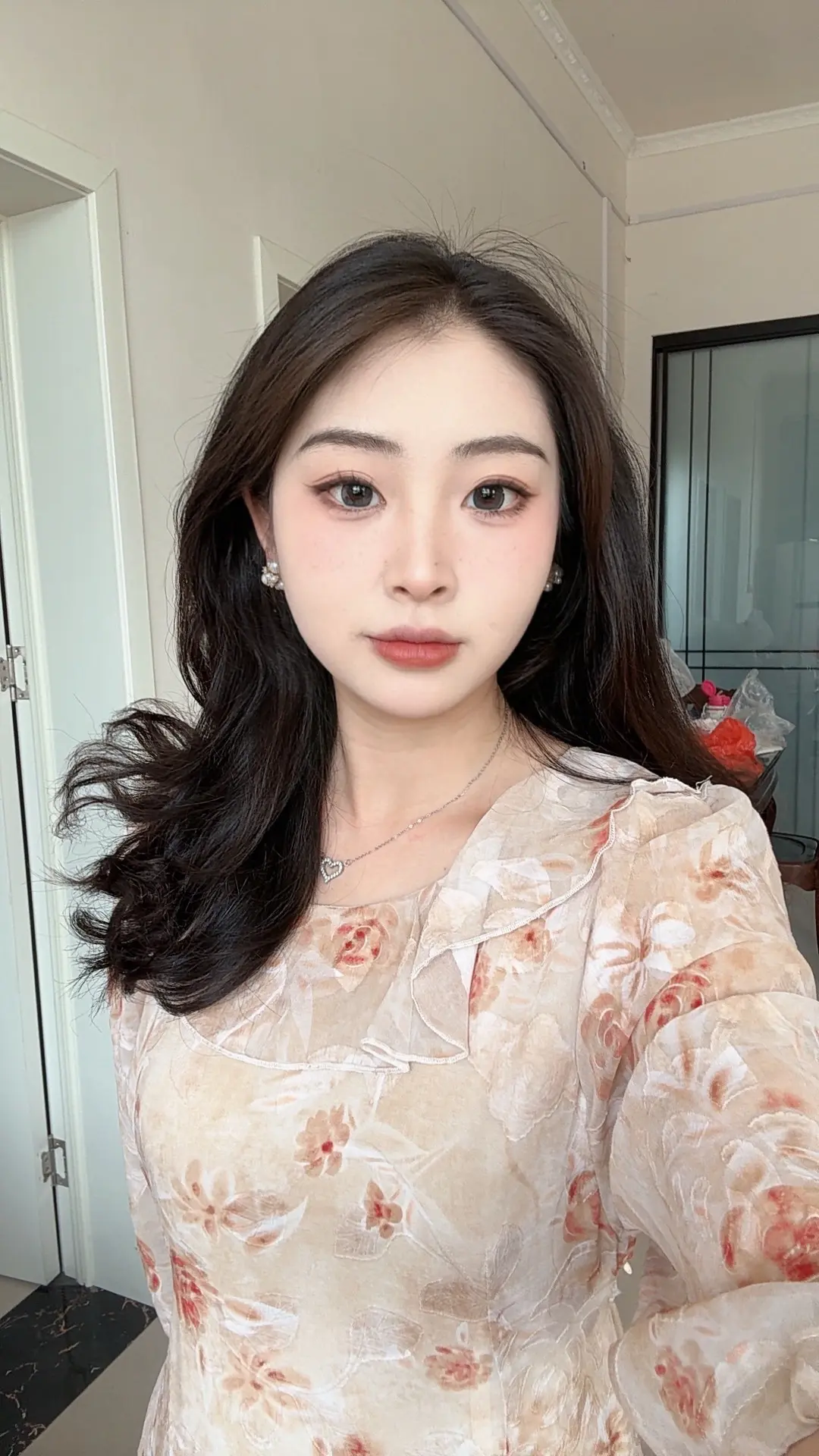 化妆，化妆，学会化妆，取悦自己，就算什么都不如意的时候，但你还很美，很...