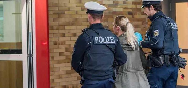 [太阳]1月6日报道，德国慕尼黑中央火车站，中国籍男子徐先生下楼梯时，两名匈牙利