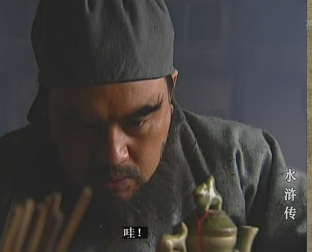 我估计这是鲁智深最尴尬的最怂的一次了。
鲁智深的酒量很大呀，我一直都这么认为的，