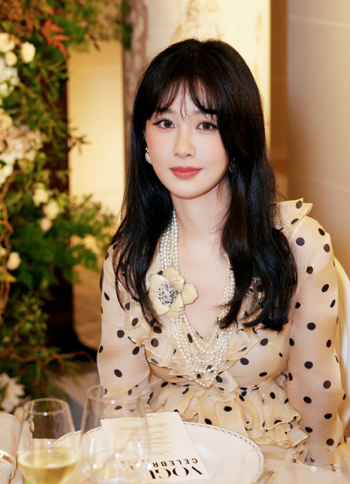 #杨紫暮秋的夜与星光邂逅#杨紫国庆小聚plog，身穿波点白裙搭配荷叶边领。优雅又