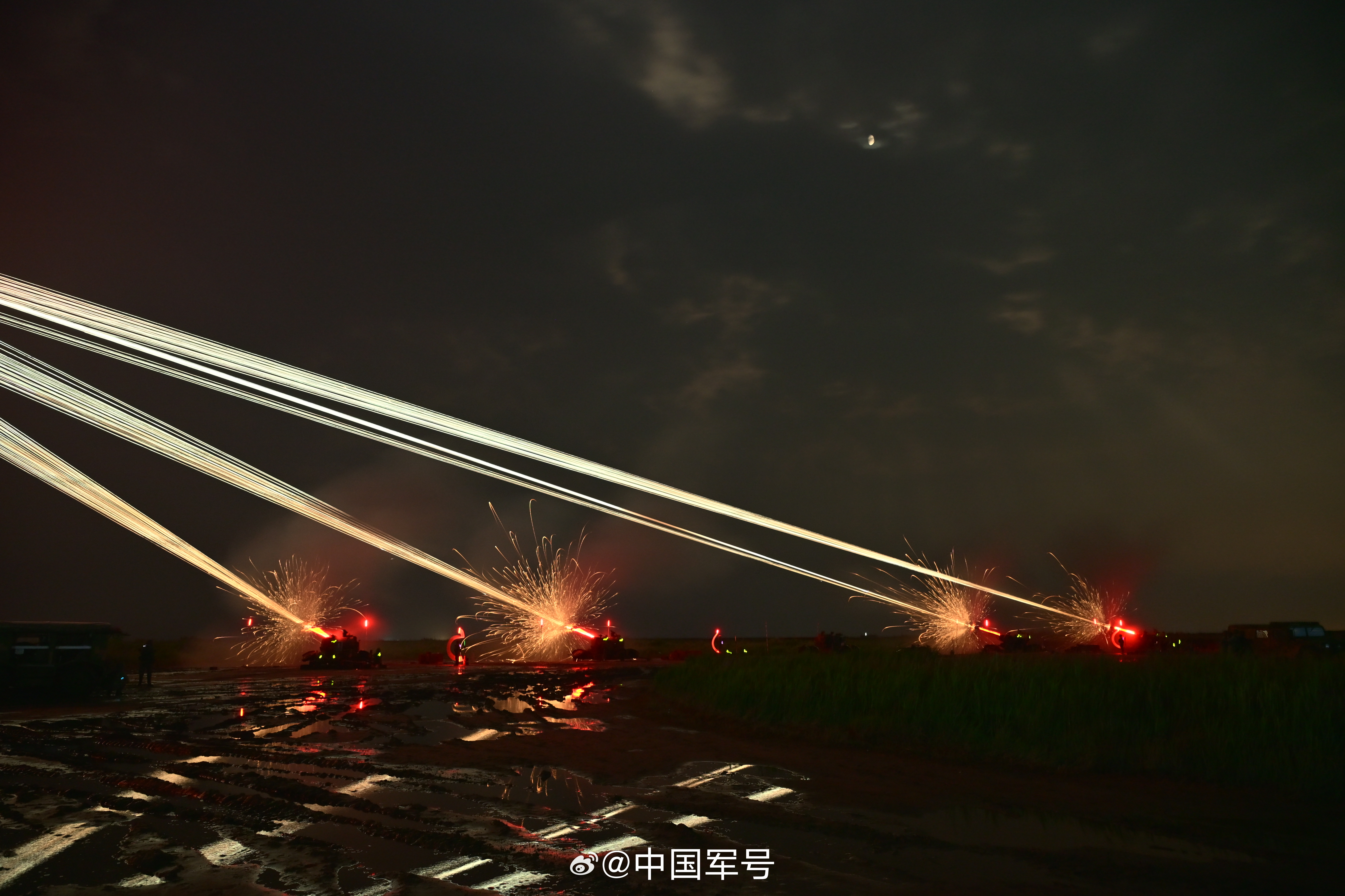 【防空兵实弹射击自带科幻滤镜】近日，陆军第83集团军某旅高炮分队奔赴野外靶场开展