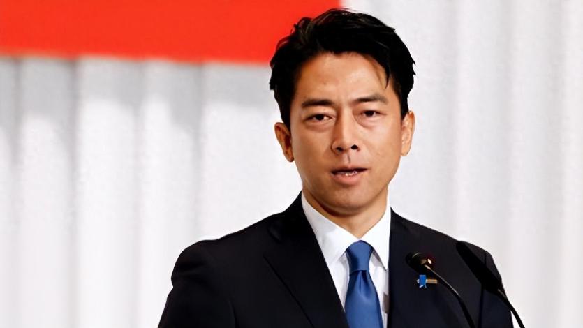 狐狸尾巴藏不住了！5月31日香会上，日本防卫大臣小泉进次郎彻底撕下伪装。他公开叫