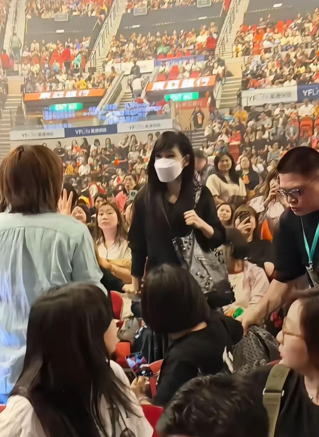 3月30日，歌手周慧敏现身黎明红磡演唱会，为老友助阵！现场人山人海，座无虚席，非