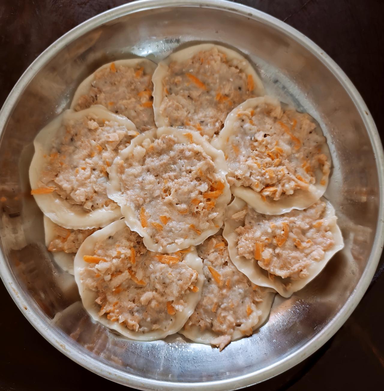 今天朋友得闲来我家了，说教我做西式饺子，她买了2元薄的饺子皮，馅料有胡萝卜，马蹄