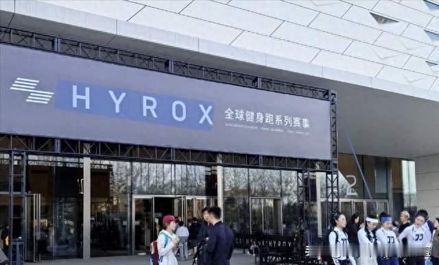 Hyrox冠军选手赛场突发状况仍坚持完赛，这事到底该夸还是该骂？