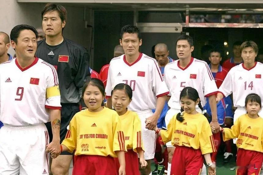 如果从2000年开始排，目前的国脚谁能排在国足近二十余年最强阵里面？只有三人勉强