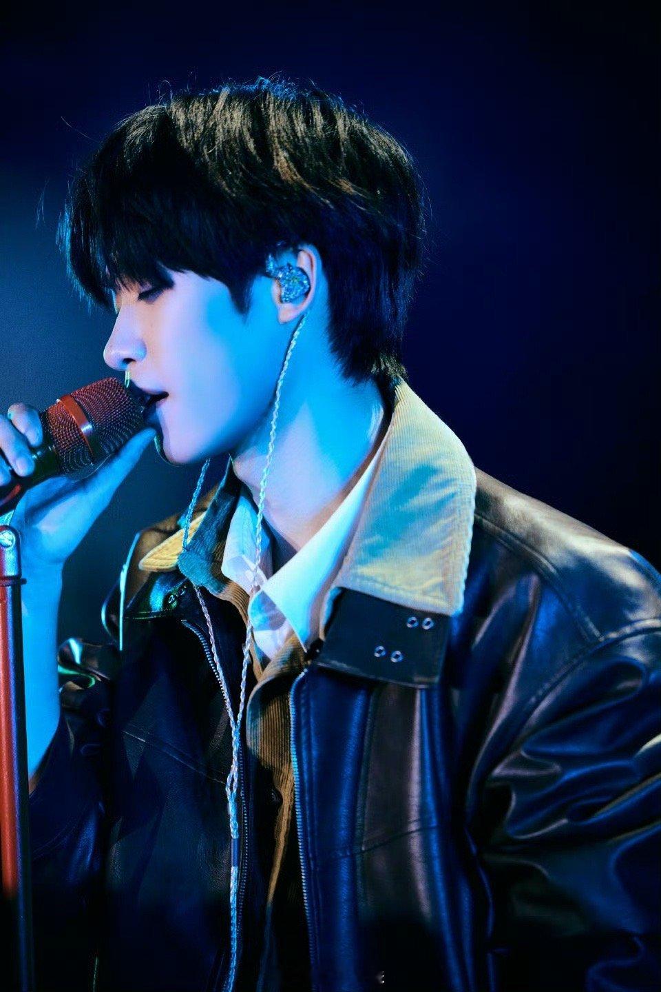 梓渝工作室晒音乐节彩排图，今天是顺毛小鱼好温柔啊，演出顺利，期待今晚舞台上见！