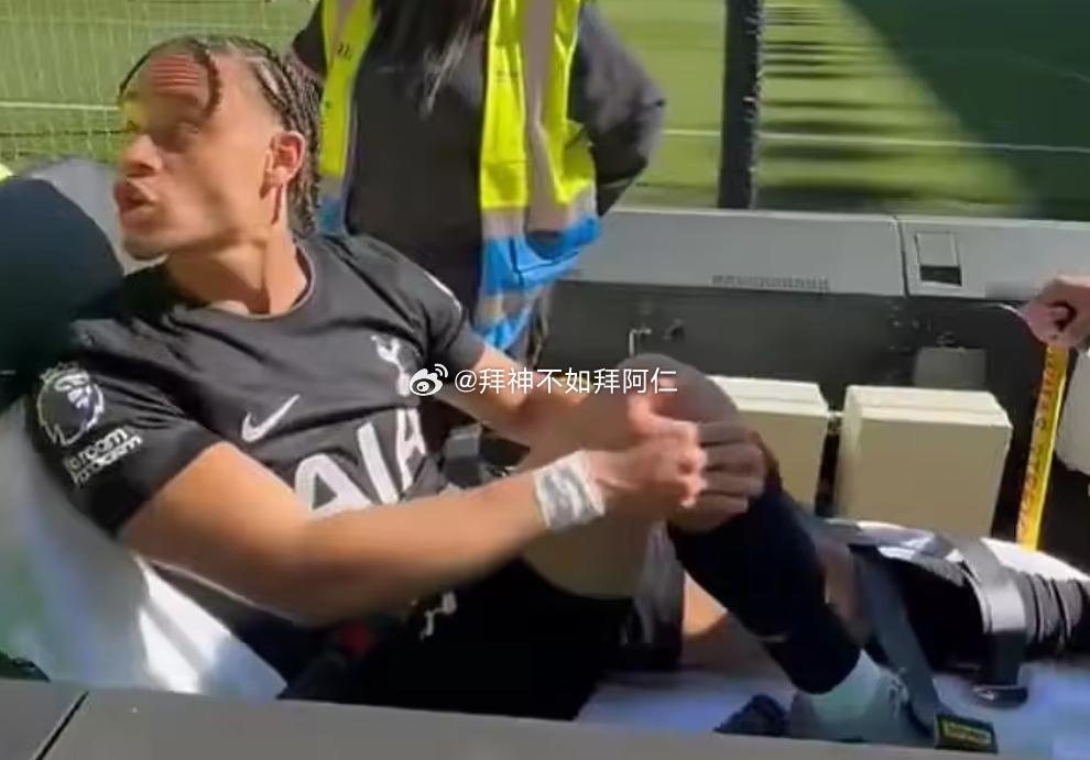 据《每日邮报》报道，在热刺对阵狼队的英超保级生死战中，热刺中场哈维-西蒙斯在因膝